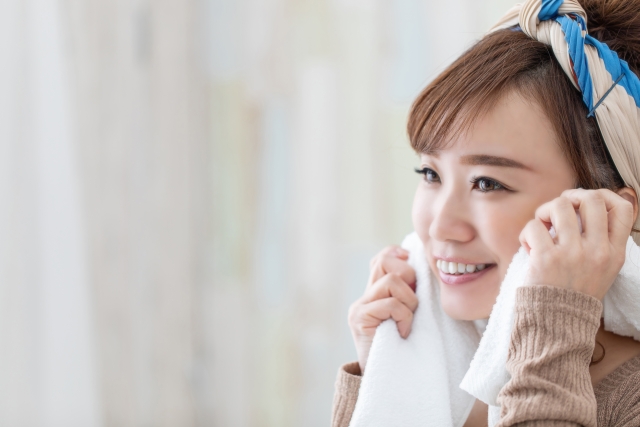 顔を拭く女性