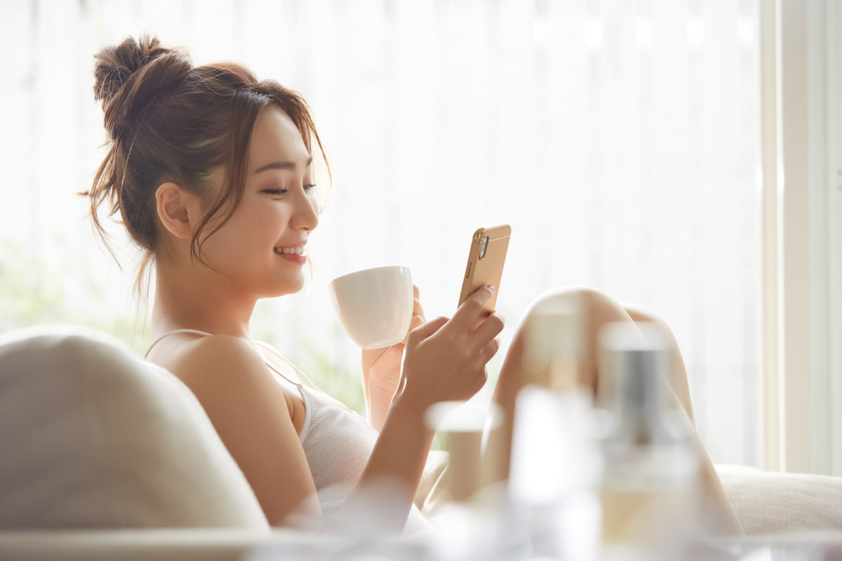 ティータイム中の女性